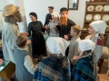Ludowy teatr amatorski z wykorzystaniem lnu w „ubiorze twarzy” aktorów, kostiumach i motywami lnianymi w scenariuszach sztuczek – „Niezwykłe dzieje lwowskiej firmy Kołowrót”, „Krupnik przesolony”.