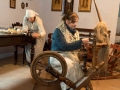Przędzenie nici lnianych na kołowrotku, chałupnicze nawijanie nici lnianych na papierowe „taleczki”.