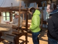 Tkanie płótna lnianego na warsztacie.