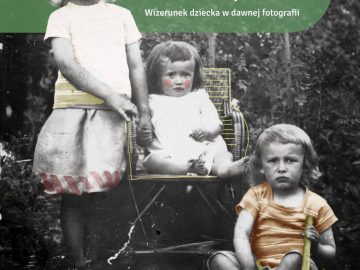 Miniaturka artykułu „𝐖 𝐤𝐚𝐳̇𝐝𝐲𝐦 𝐤𝐚̨𝐭𝐤𝐮 𝐩𝐨 𝐝𝐳𝐢𝐞𝐜𝐢𝐚̨𝐭𝐤𝐮…” – wystawa z okazji Dnia Dziecka
