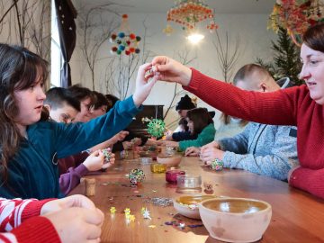 Miniaturka artykułu OZDOBY CHOINKOWE I ZAPOMNIANY ŚWIAT ŚWIATÓW – fotorelacja