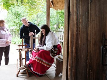 Miniaturka artykułu POKAZY DAWNYCH RZEMIOSŁ I UMIEJĘTNOŚCI GOSPODARSKICH
