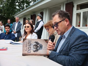 Miniaturka artykułu Narodowe Czytanie w scenerii Muzeum Wsi Lubelskiej